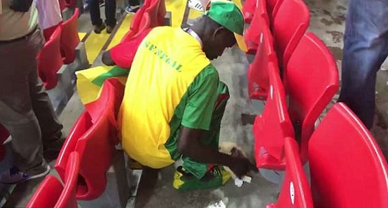 السنغال تحتفل بالفوز على بولندا بتنظيف الملعب