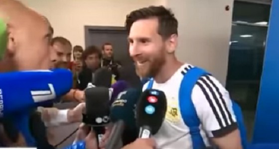 بالفيديو.. ميسي ينزل جواربه ليجيب على سؤال صحفي