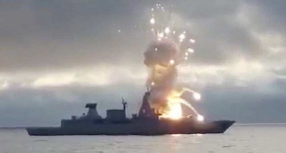 انفجار صاروخ لحظة انطلاقه على متن سفينة بحرية ألمانية