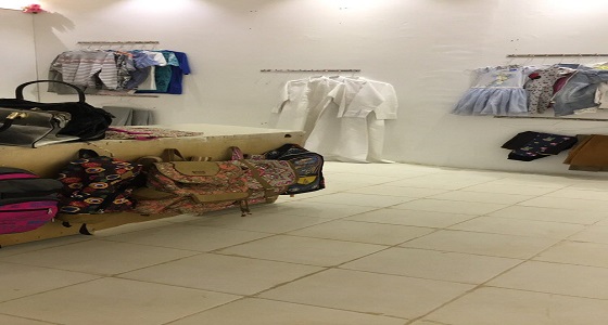 بالصور.. في نموذج رائع للشباب.. ” العنزي ” يفتتح محلًا للملابس المجانية بعرعر