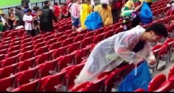 بالفيديو .. الجماهير اليابانية تنظف المدرجات بعد انتهاء مباراتهم مع كولومبيا