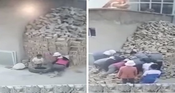 بالفيديو.. نجاة طفلين بأعجوبة بعد دفنهما تحت كومة من الطوب