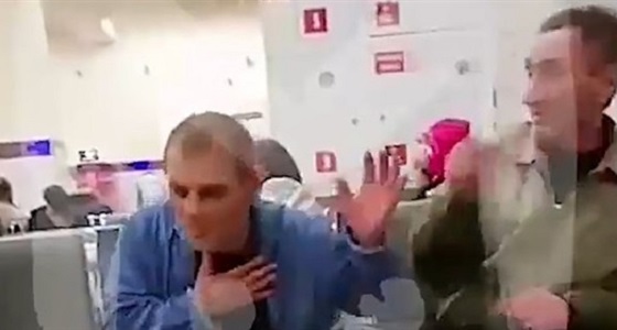 بالفيديو.. رجل يطعن صديقه لتأخره عن موعده