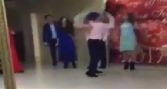 بالفيديو.. رجل يتسبب في سقوط مروع لخطيبته أثناء رقصهما