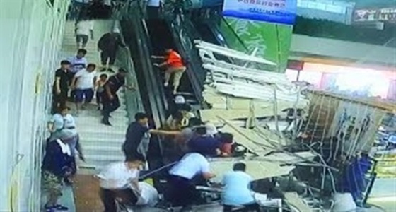 بالفيديو.. لحظة انهيار سقف مركز سياحي على السياح