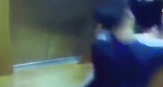 فيديو صادم لرجل يتحرش بفتاة داخل مصعد بطريقة وحشية