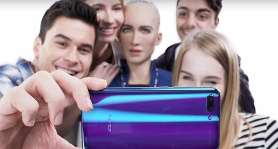 بالفيديو.. الروبوت ” صوفيا ” تدخل مجال الذكاء الاصطناعي بهاتفها الذكي الأول