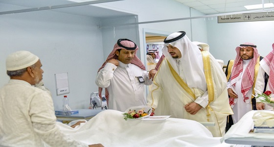 الأمير فيصل بن خالد بن سلطان يعايد نزلاء دار المسنين في منطقة الحدود الشمالية