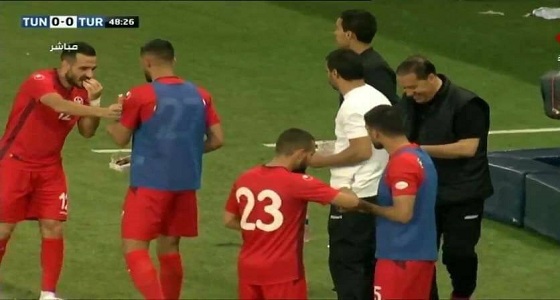 بالصور.. حارس مرمى تونس يدعي الإصابة ليتمكن زملائه من الإفطار