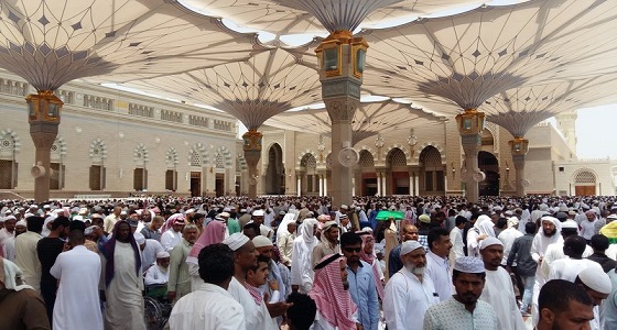 جموع المصلين يؤدون صلاة الجمعة بالمسجد النبوي