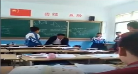 بالفيديو.. معلم يعتدي على طالب بوحشية أمام زملائه