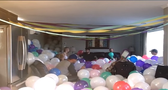 بالفيديو.. مئات البالونات تحتل منزل شاب في مقلب من أصدقائه