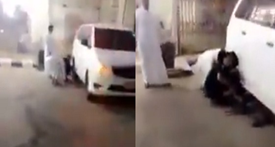 بالفيديو.. رجل أمن يترجل من دوريته لمساعدة عائلة في أول أيام العيد
