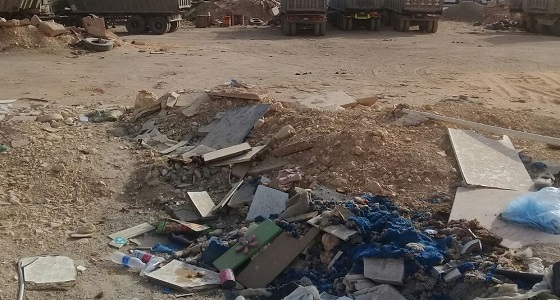 بالصور.. انتشار نفايات في حي الخليج تنذر بكارثة بيئية