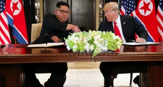 الرئيس الأمريكي وزعيم كوريا الشمالية يوقعان ” وثيقة شاملة ” بعد قمة تاريخية