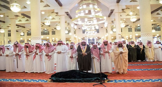 أمير الرياض بالنيابة يؤدي صلاة الميت على والدة الأمير ناصر بن سعود بن عبدالعزيز