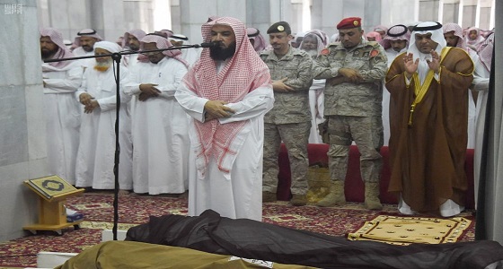 محافظ الطائف يؤدي صلاة الميت على الشهيد العضياني الحارثي