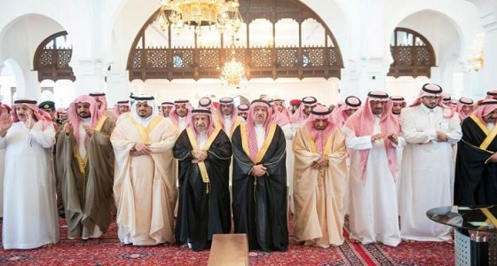 أمير الرياض بالنيابة يؤدي صلاة الميت على الأميرة موضي بنت عبد المحسن بن مشاري