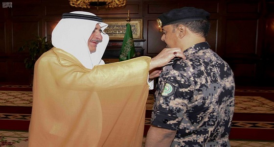 أمير تبوك يقلد قائد قوة أمن المنشآت بالمنطقة رتبة لواء