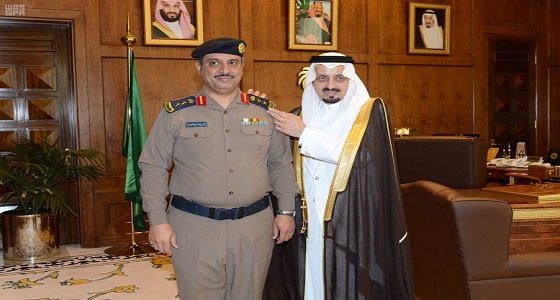 أمير عسير يقلد اللواء آل كاسي والعقيد الشهري رتبهم الجديدة