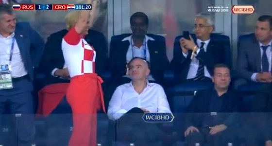 بالفيديو.. رئيسة كرواتيا تخطف الأنظار بجنونها وعفويتها في المدرجات