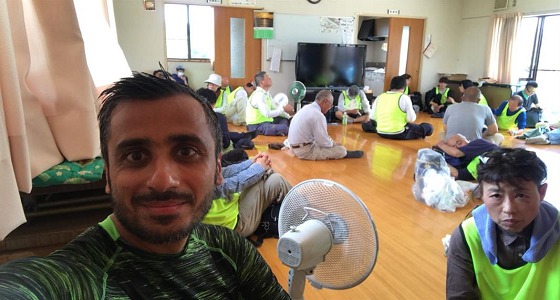 بالصور.. سعودي يتطوع في الأعمال الإغاثية لضحايا إعصار ياباني