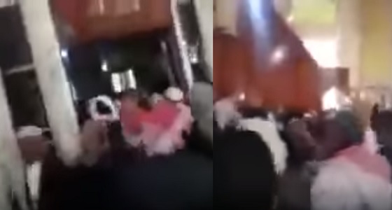 بالفيديو.. طرد خطيب حوثي من المسجد بعدما أفتى بحرمة الحج