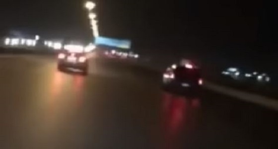 بالفيديو.. اصطدام مركبة بالرصيف إثر خلاف بين سائقين