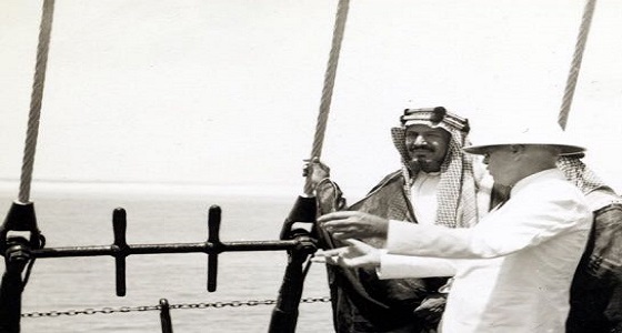 صورة نادرة للملك عبدالعزيز يدير صمام أول ناقلة زيت قبل 79 عاما