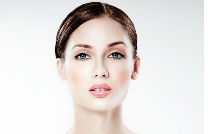 أهم مقشرات الوجه للحصول على بشرة ناعمة بدون مكياج