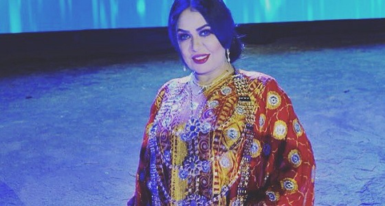 خديجة الوعل بالزي النجدي المعاصر في سوق عكاظ