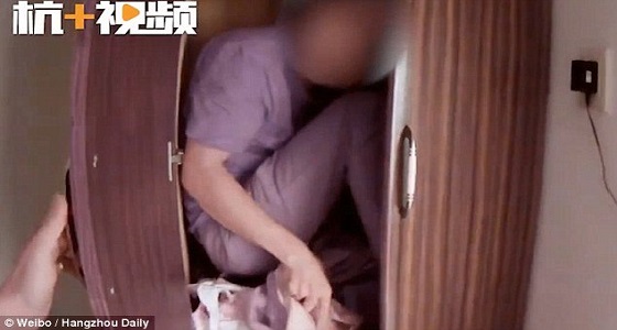 بالفيديو والصور.. زوجة تبلغ عن زوجها المختبئ في خزانة الملابس