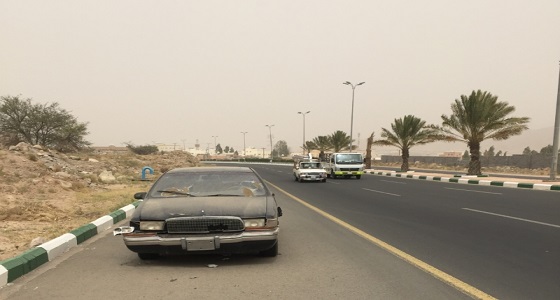 مركبة جاثمة منذ 4 أشهر على شارع رئيسي تعرض حياة المارة للخطر