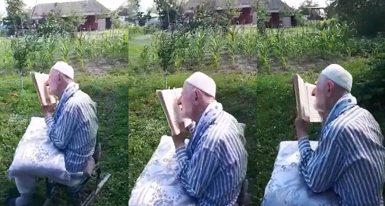 بالفيديو.. رغم ضعف بصره.. عجوز يجاهد لقراءة القرآن