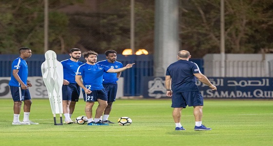 بالصور.. لاعبو الهلال يجرون مناورة على ثلثي مساحة الملعب اليوم