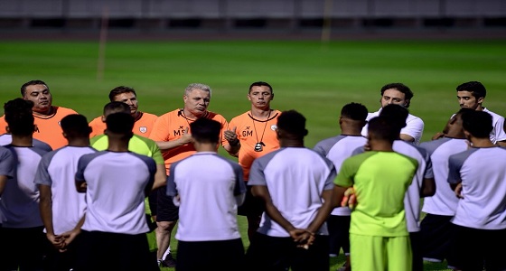 بالصور.. الشباب يواصل تدريباته تحت قيادة الروماني سوموديكا