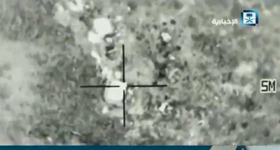 بالفيديو.. لحظة استهداف التحالف لمواقع تخزين أسلحة وعناصر مسلحة حوثية
