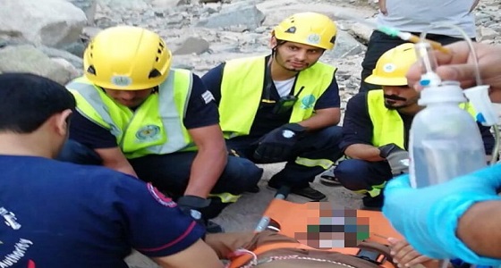 بالصور.. ” مواطن ” يضيع بجبل بالطائف دون أن يتمكن من العودة