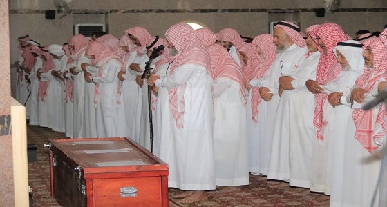 وكيل محافظة بارق ينقل تعازي القيادة لذوي الشهيد الرقيب ” البارقي “