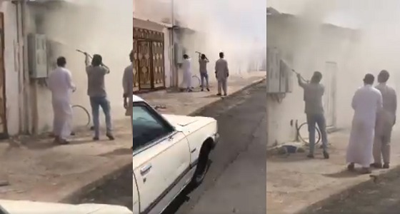 بالفيديو.. مواطنون يخمدون حريق نشب بعداد كهرباء في خيبر