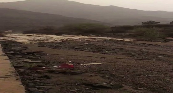 شاهد.. جريان الأودية بعد هطول الأمطار الرعدية على منطقة الباحة