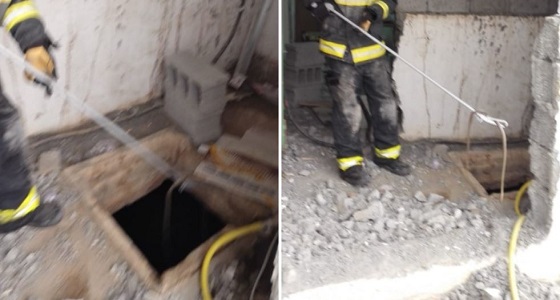 بالصور.. الدفاع المدني يستخرج ثعبان من خزان مياه بأحد منازل المجاردة