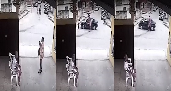 بالفيديو.. اختطاف امرأة داخل سيارة في وضح النهار