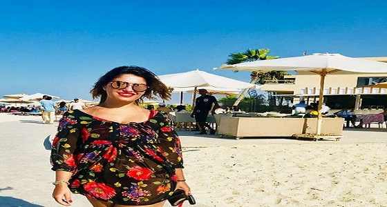 بالصور.. ” منة فضالي ” تتعمد إثارة زوار الساحل الشمالي بفستان وردي