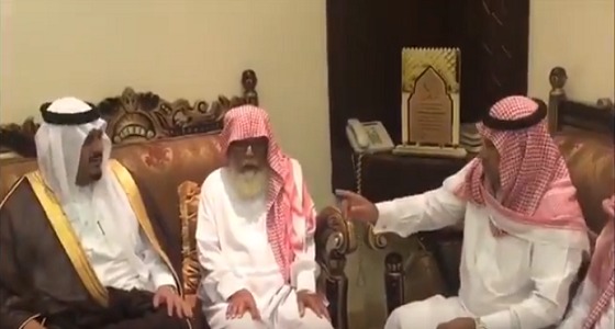 بالفيديو.. أمير الرياض بالنيابة يواسي ذوي الشهيدين الحربي والعنزي
