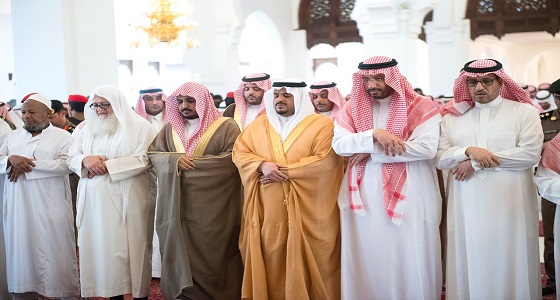 بالصور.. أمير الرياض يؤدي صلاة الميت على ” الفياض “