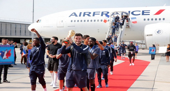 منتخب فرنسا يصل إلى باريس للاحتفال بلقب كأس العالم للمرة الثانية