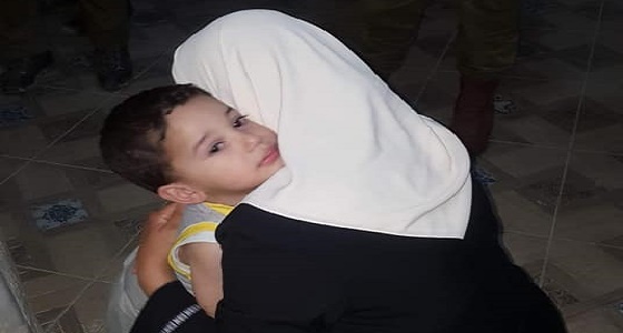 بالصور.. لحظات موجعة لفلسطينية تودع طفلها قبل اعتقال الاحتلال لها