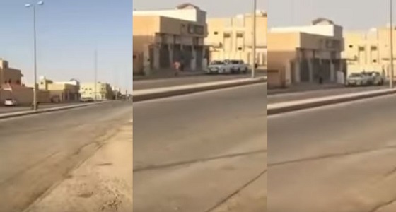 بالفيديو.. شاب يلاحق وافد بسلاح رشاش في طريق عام
