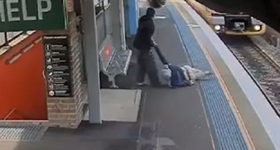 بالفيديو.. العناية الإلهية تنقذ ” مسن ” بعد سقوطه على قضبان قطار